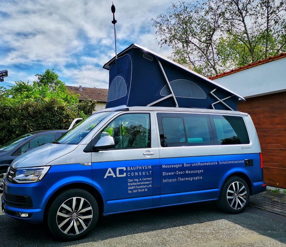 Beschriftetes Messfahrzeug von AC Bauphysik Consult für Bau- und Raumakustik, Schallimmissionen, Blower-Door-Messungen und Infrarot-Thermografie